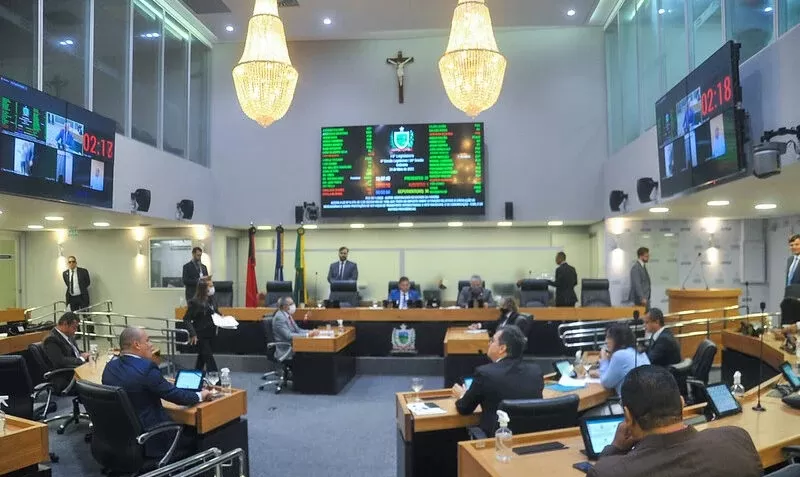 Deputados aprovam projeto para ajudar pessoas em situação de rua a voltarem ao estado de origem