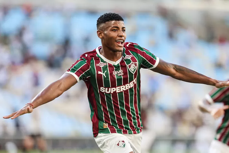 Arana marca nos acréscimos, e Fluminense bate o Athletico no Maracanã