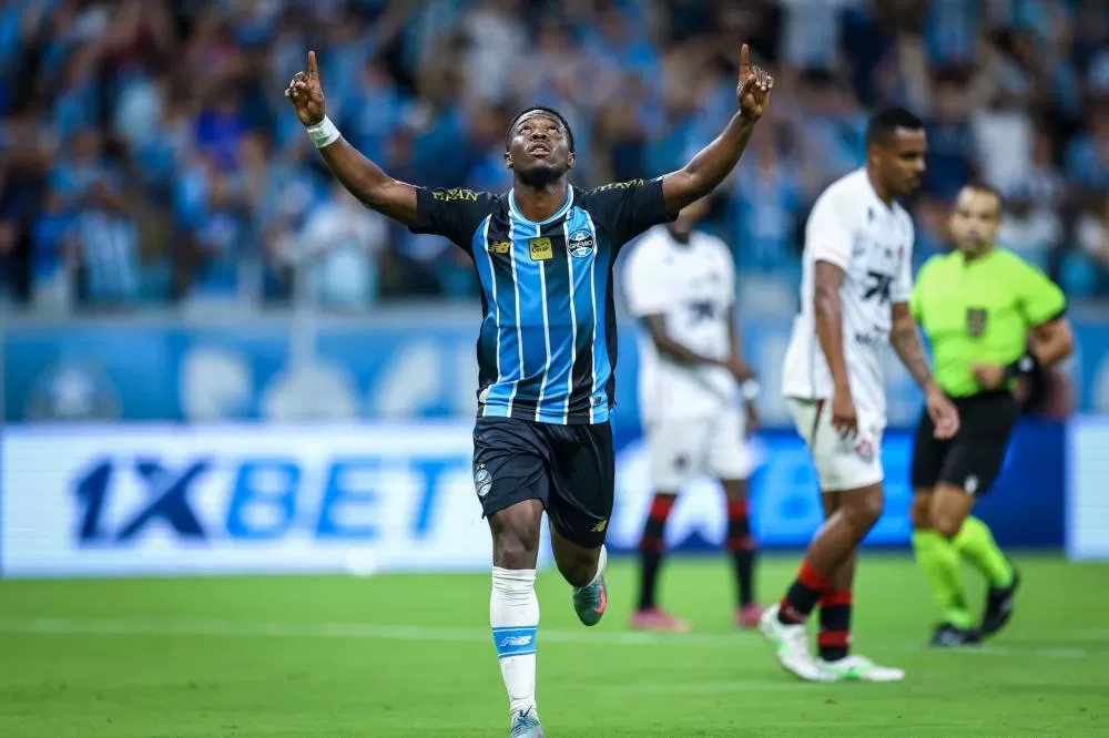 Grêmio vence o Vitória na Arena e se aproxima do G-4 do Campeonato Brasileiro