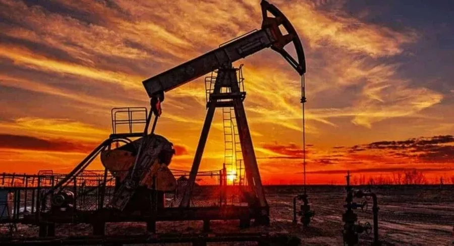 Petróleo passa a despencar após Trump falar em ‘conversas produtivas’ com Irã e adiar ataques por cinco dias 