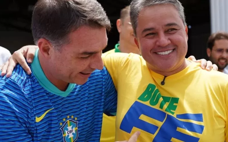 Flávio Bolsonaro desembarca em João Pessoa para participar de filiação de Efraim Filho ao PL