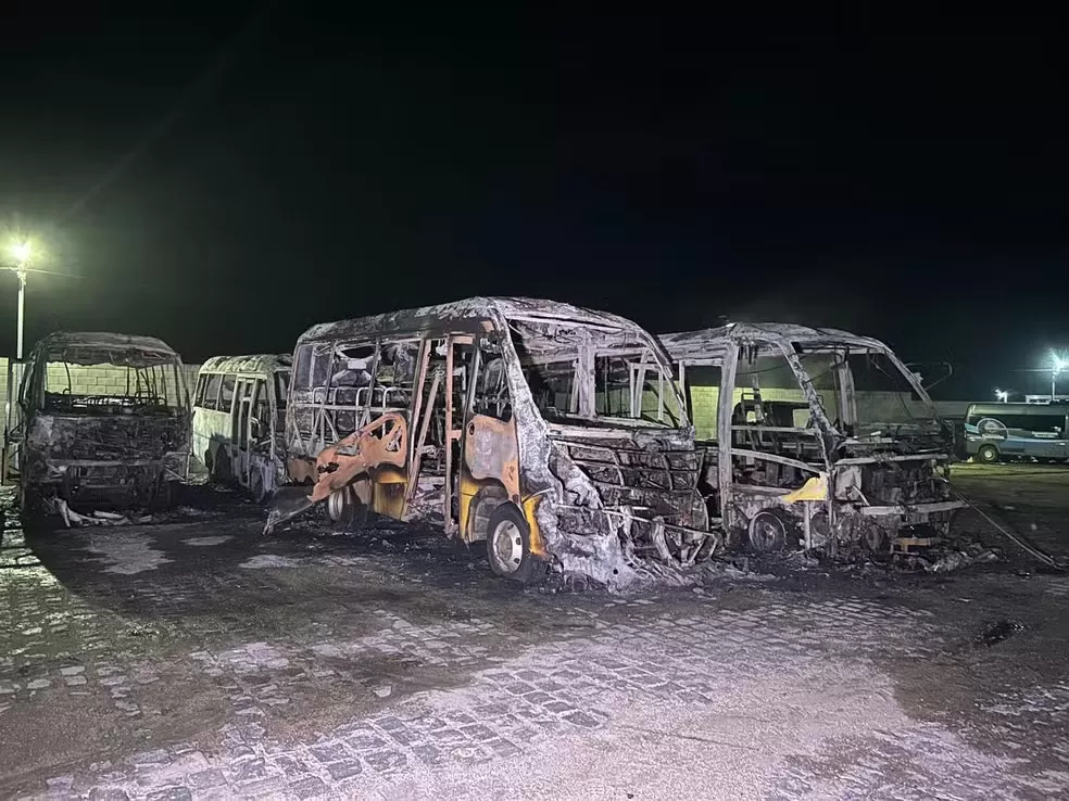 Incêndio destrói seis ônibus escolares e caminhão em garagem municipal de Queimadas, no Agreste da Paraíba