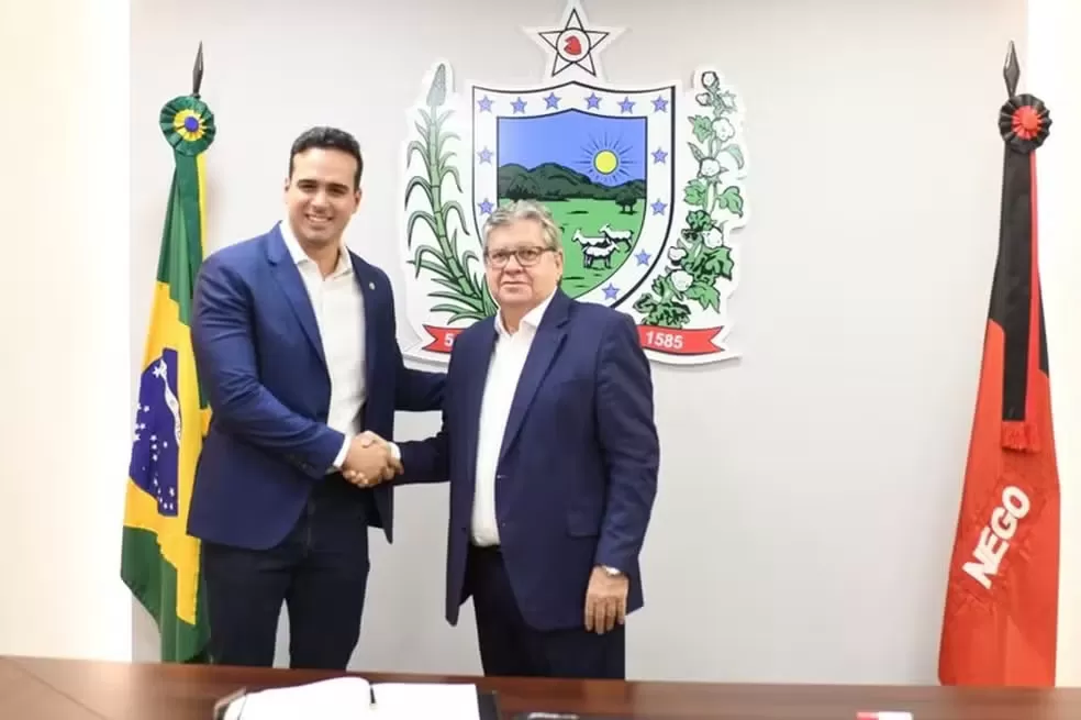 João Azevêdo deixa o cargo de governador da Paraíba para concorrer ao Senado; Lucas Ribeiro assume