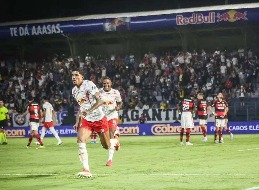 Bragantino atropela o Flamengo em casa e volta a vencer no Brasileirão