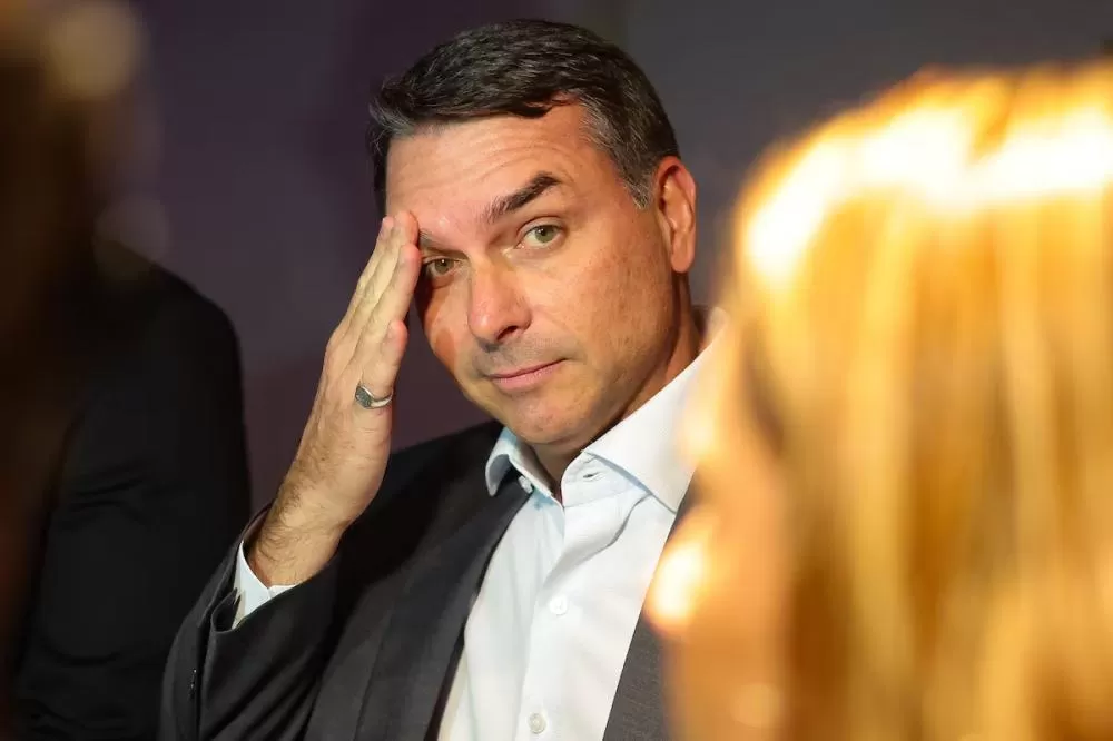 Flávio Bolsonaro viajou com família para Flórida e Rio em jatinhos emprestados por empresários