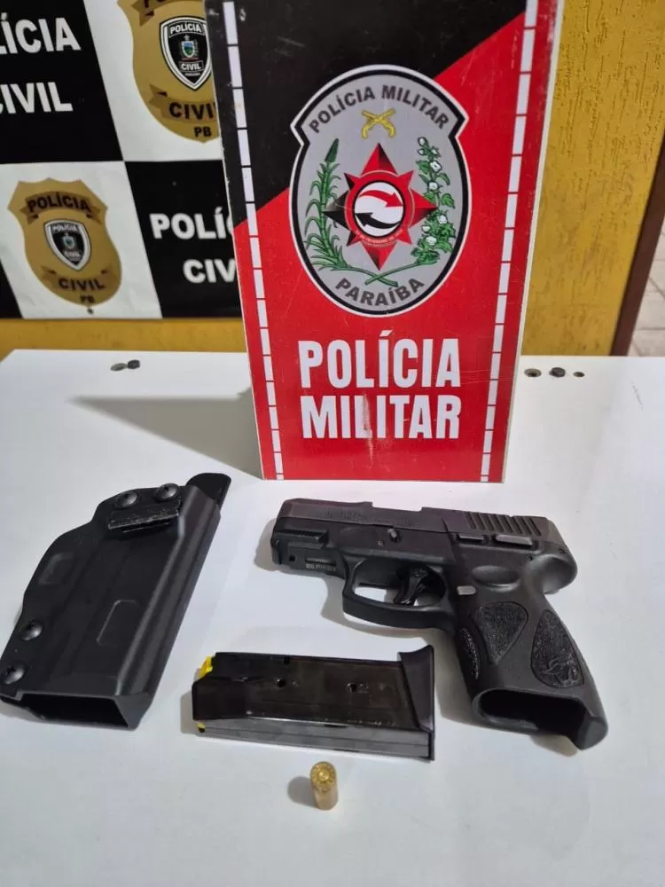 Polícia Militar apreende arma de fogo após abordagem a veículo no final da noite deste sábado, em Catolé do Rocha