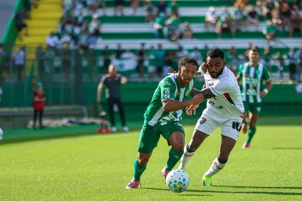Com um a menos, Vitória arranca empate contra a Chapecoense na Arena Condá