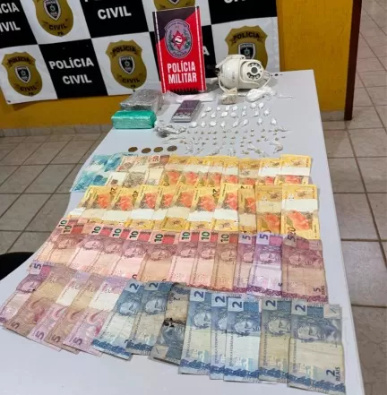 Polícia Militar desarticula ponto de venda de drogas, prende casal e apreende entorpecentes e dinheiro em Catolé do Rocha