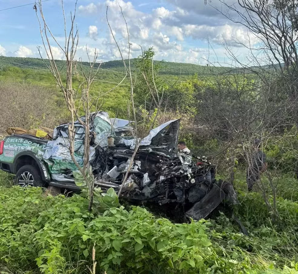 Dois homens morrem em acidente entre caminhão e caminhonete, na BR-104, no Agreste da Paraíba