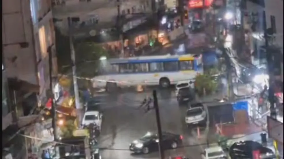 Criminosos usam 14 ônibus como barricadas na região da Muzema — Foto: Reprodução