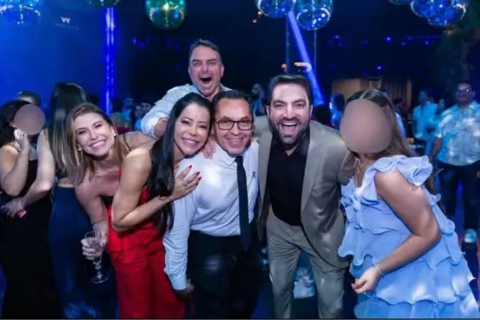 Foto de Flávio Bolsonaro e Fernanda Bolsonaro recuperada no iCloud de Willer Tomaz pela Polícia Federal — Foto: Reprodução