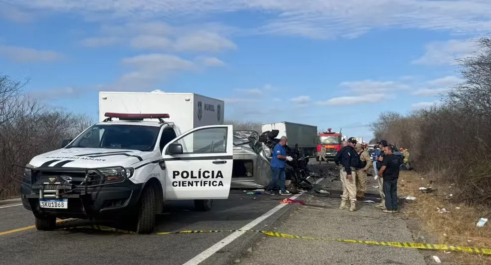 Acidente entre van e caminhonete deixa seis pessoas mortas, na PB — Foto: Artur Lira/TV Paraíba