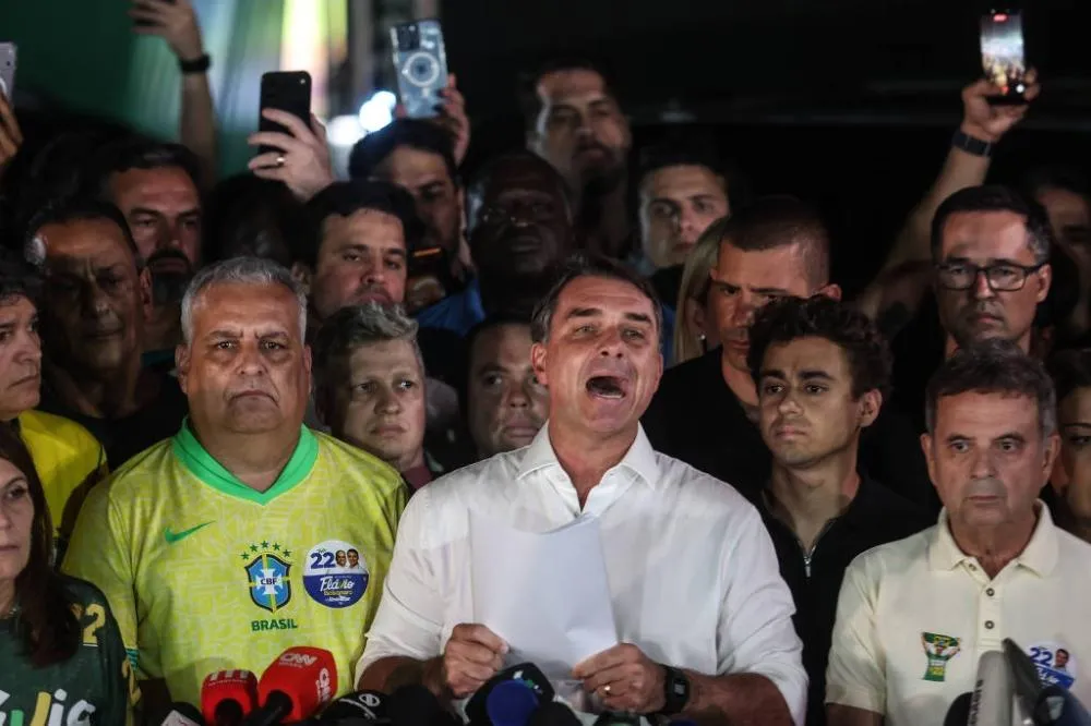 O senador Flávio Bolsonaro (PL-RJ) durante pronunciamento após derrota nas eleições presidenciais - Gabriela Biló -26.out.26/Folhapress