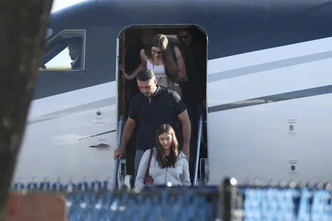 Flávio e a família desembarcam em Miami. Ex-presidenciável havia declarado na segunda-feira (26) que não pretendia deixar o Brasil - (crédito: RICARDO ARDUENGO / AFP)